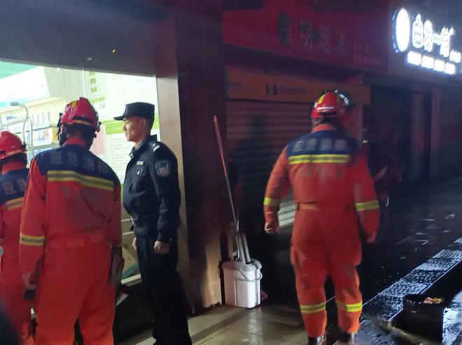 ob体育泰州一商铺卷帘门突然失控有人被困在里面！(图1)