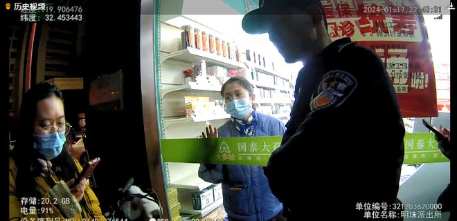 ob体育泰州一商铺卷帘门突然失控有人被困在里面！(图2)