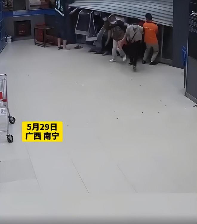 ob体育app下载78岁老人参加超市促销导致肋骨折了五根家属向超市索赔一万元(图1)