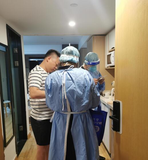 ob体育沙洲街道爱心企业志愿者为居家隔离人员安装门磁(图2)