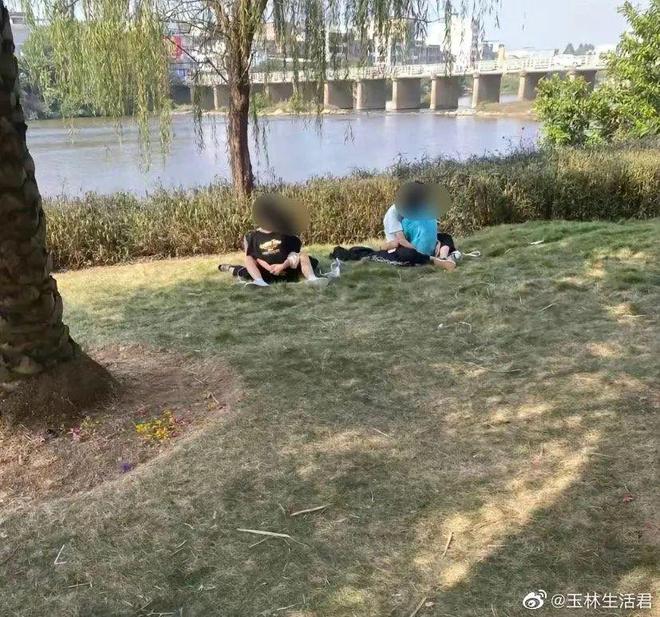 ob体育辣眼睛！玉林男女在公园里干柴烈火直接做不可描述的事(图2)