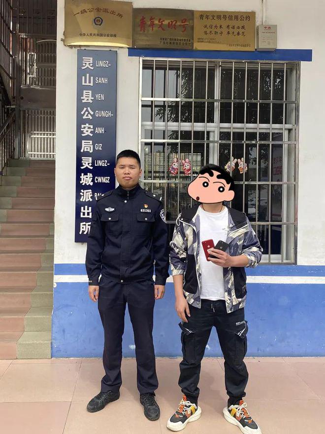 ob体育app下载凌晨新兴路手机店被抢走苹果11手机一台店主：已报案(图2)