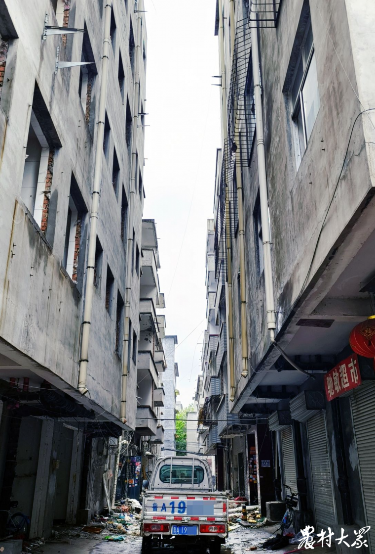 ob体育·(中国)官方网站城中村拆迁纪事：向前一步是城市回首望处尽乡愁_泉城新闻(图3)