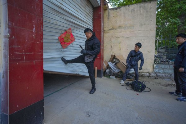 ob体育“三无”蓄电池被包装成大牌销往全国涉案金额近亿元！警方成功侦破(图1)