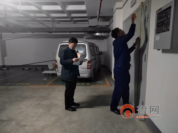 ob体育烟台莱州市消防救援大队开展防火门质量专项检查(图1)