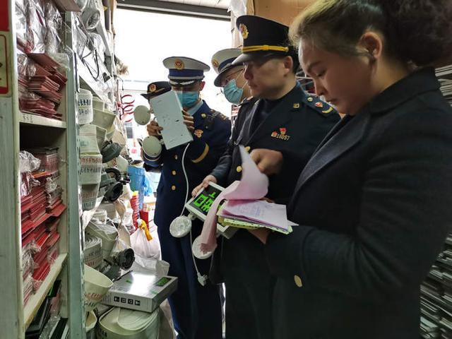 ob体育搭帐篷露营成周末休闲新宠蓝朋友提醒“露营勿忘防火”(图4)