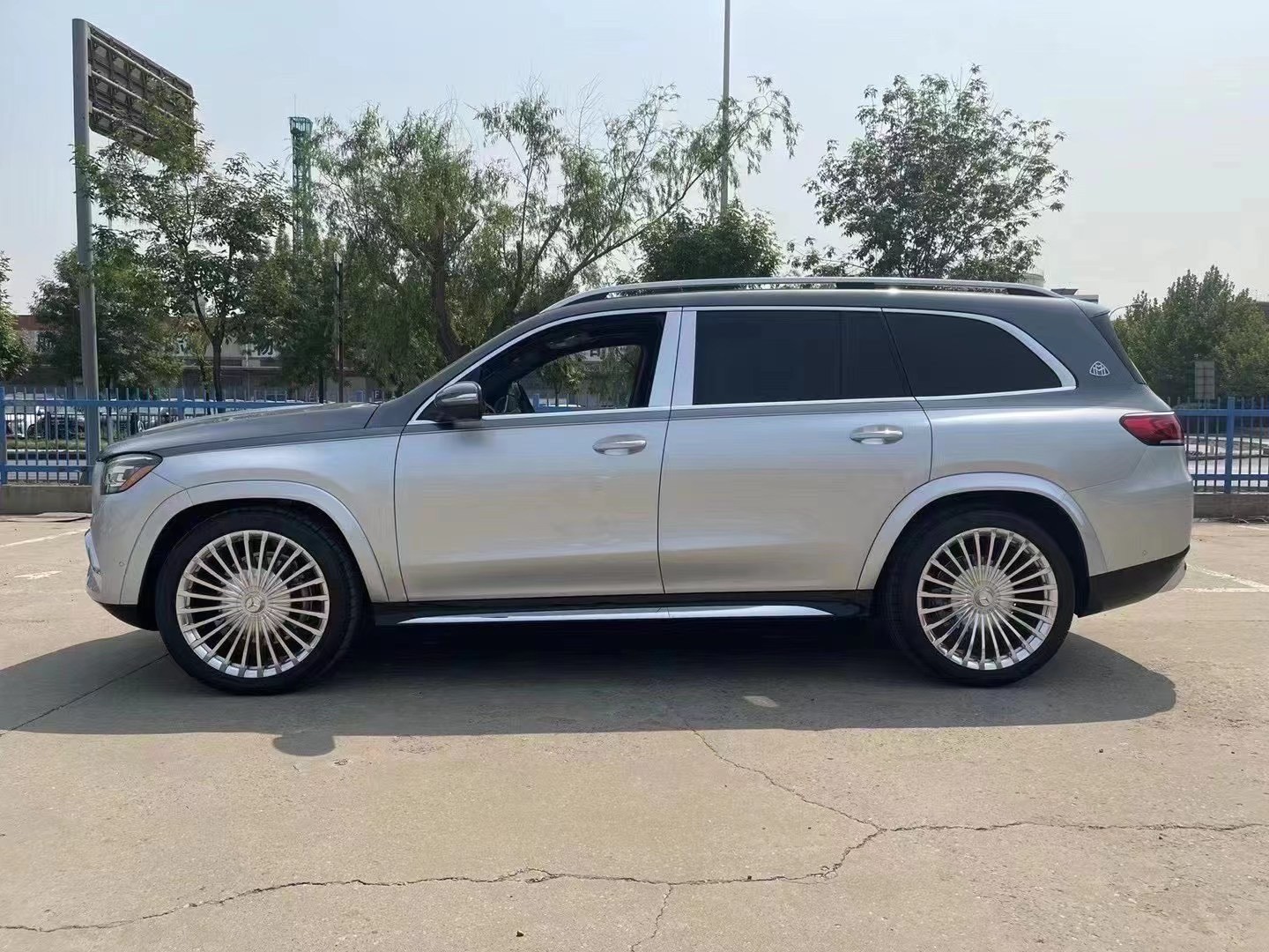 ob体育app下载2023款奔驰迈GLS600国六美版现车实拍(图2)