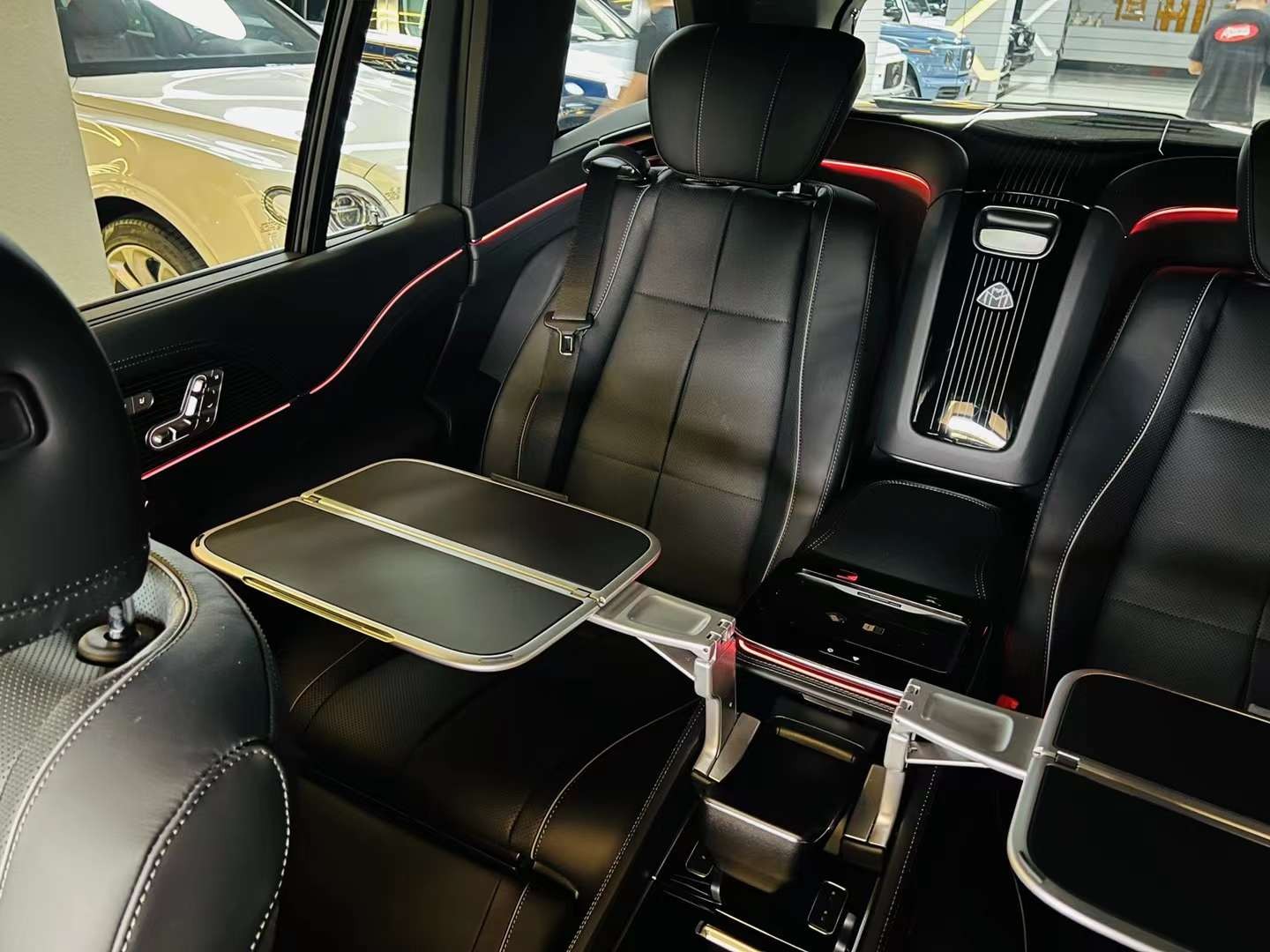 ob体育app下载2023款奔驰迈GLS600国六美版现车实拍(图3)
