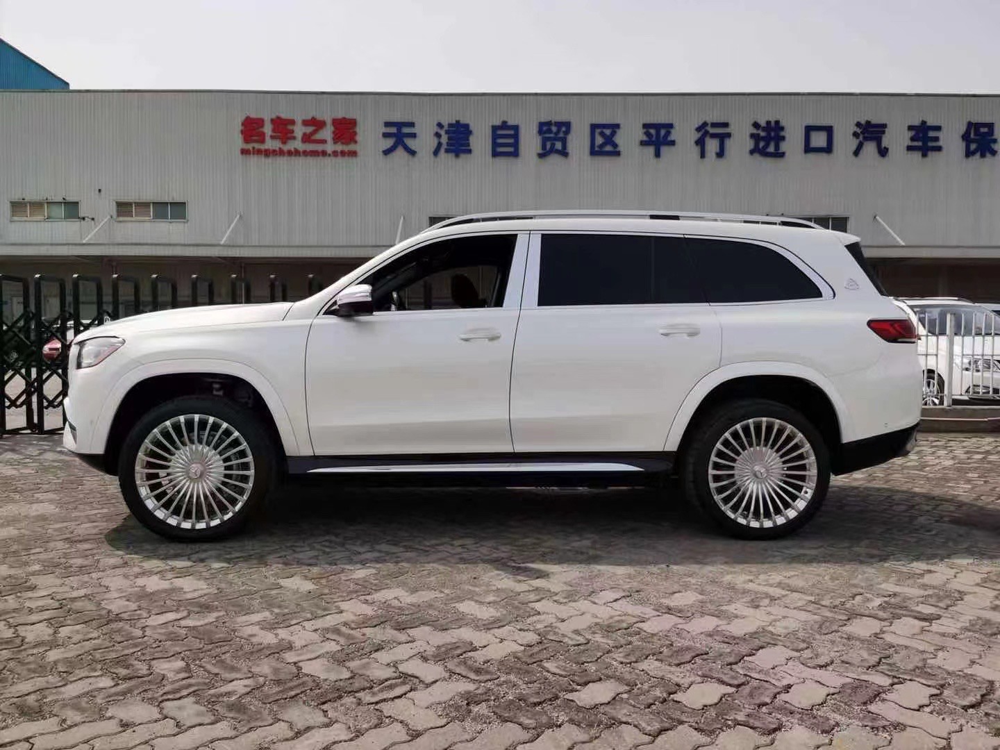 ob体育·(中国)官方网站2023款迈GLS600四座现车特惠价298万(图2)