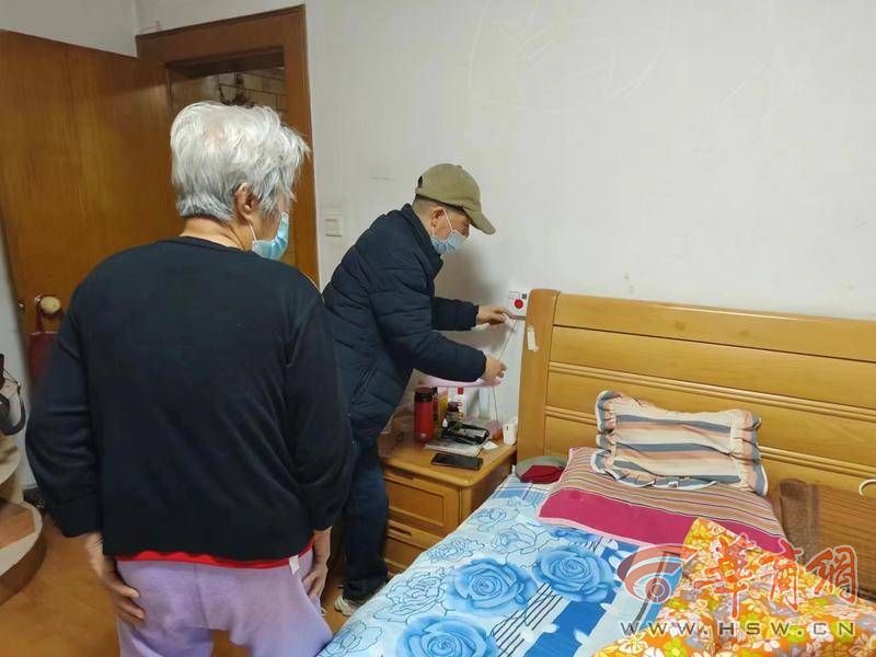 ob体育app下载108坊故事万年社区为独居老人安装一键呼叫报警器(图1)