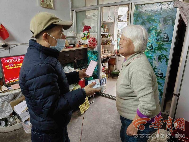 ob体育app下载108坊故事万年社区为独居老人安装一键呼叫报警器(图2)