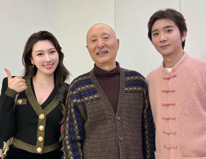 ob体育·(中国)官方网站陈佩斯兄妹罕有同框！妹夫张山站边上外甥女仍然避不开陈家(图2)
