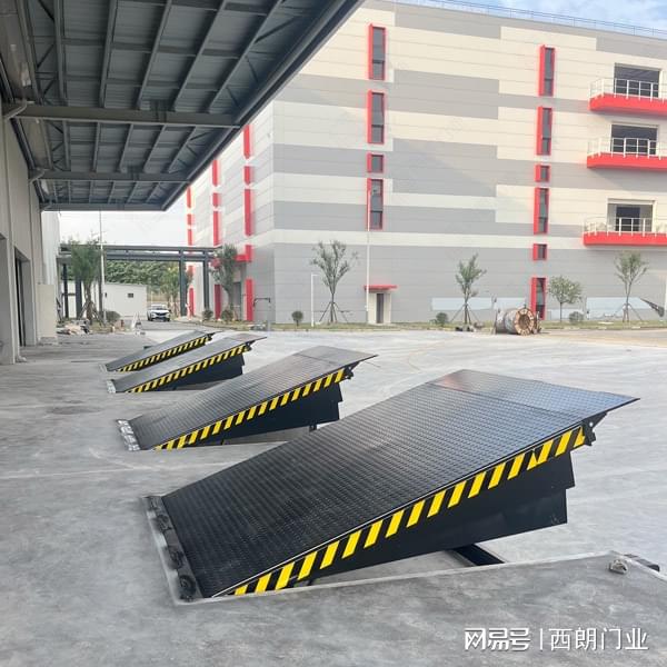 ob体育电动装卸货平台：保税物流中心提速通关的关键(图1)