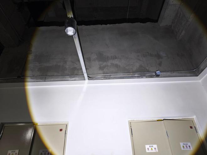 ob体育app下载疏散灯具不亮、安全出口上锁记者持续暗访公共场所消防安全隐患(图11)