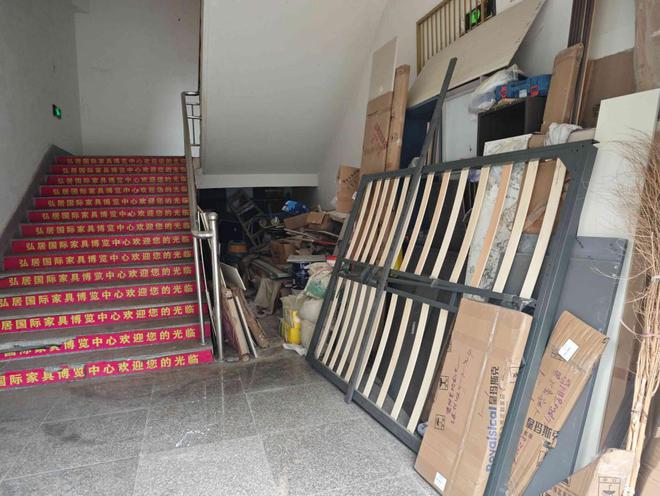 ob体育app下载疏散灯具不亮、安全出口上锁记者持续暗访公共场所消防安全隐患(图21)