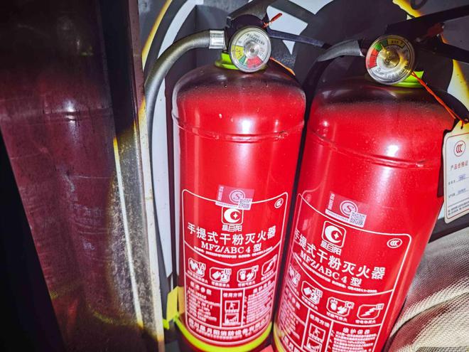 ob体育app下载疏散灯具不亮、安全出口上锁记者持续暗访公共场所消防安全隐患(图19)
