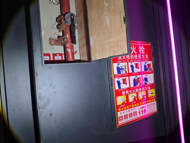 ob体育app下载疏散灯具不亮、安全出口上锁记者持续暗访公共场所消防安全隐患(图26)