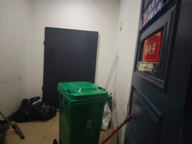 ob体育app下载疏散灯具不亮、安全出口上锁记者持续暗访公共场所消防安全隐患(图31)