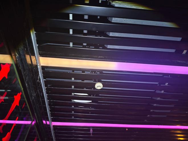 ob体育app下载疏散灯具不亮、安全出口上锁记者持续暗访公共场所消防安全隐患(图32)