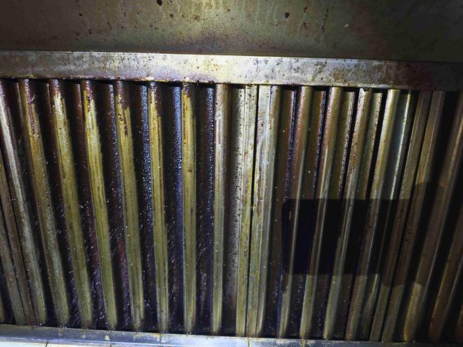 ob体育app下载疏散灯具不亮、安全出口上锁记者持续暗访公共场所消防安全隐患(图37)