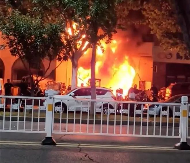 ob体育惊险！消防员从阳春一起火维修店拎出5个气瓶(图1)