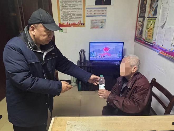 ob体育老人乘坐公交迷路 公交人购买食物帮忙找家人(图1)