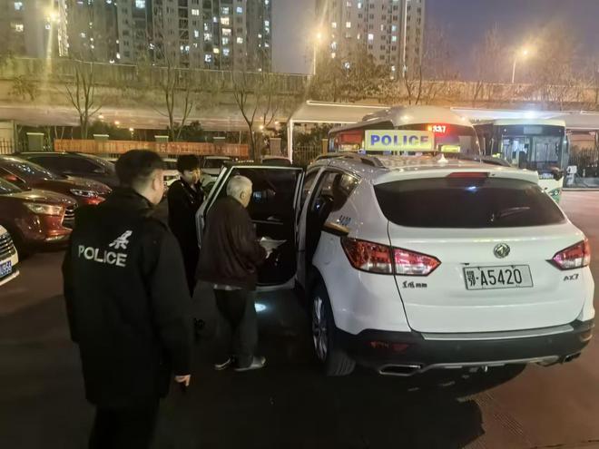 ob体育老人乘坐公交迷路 公交人购买食物帮忙找家人(图2)