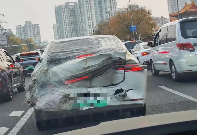ob体育app下载破烂网约车遭网友吐槽：“一个敢开一个敢坐”(图1)