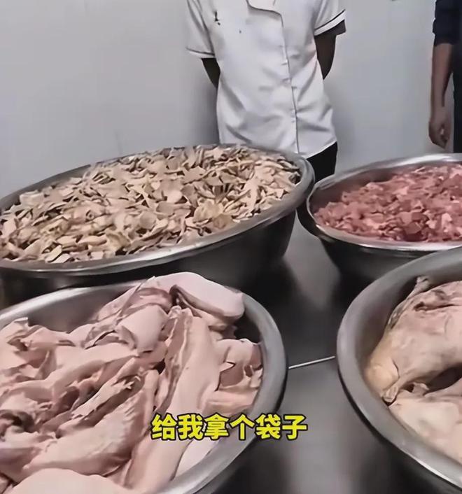ob体育·(中国)官方网站学校食堂臭肉事件家长见面会有人用档案威胁家长领导插兜离(图1)