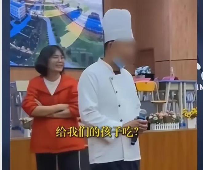 ob体育·(中国)官方网站学校食堂臭肉事件家长见面会有人用档案威胁家长领导插兜离(图3)