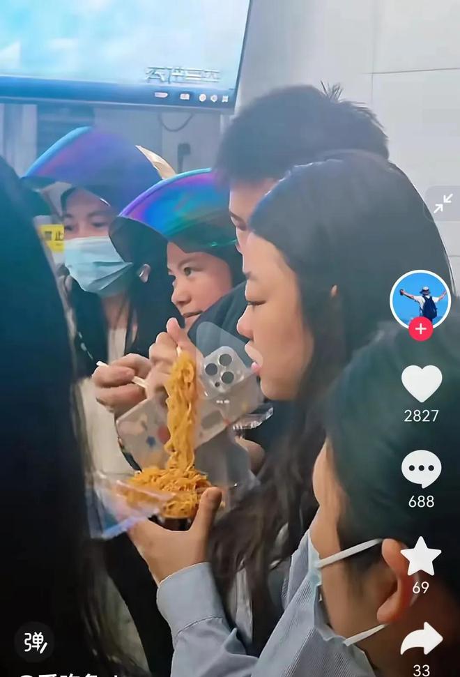ob体育app下载太牛了！网友有事真上啊！肥娟小吃遭不明人员检查网友直接报警(图3)