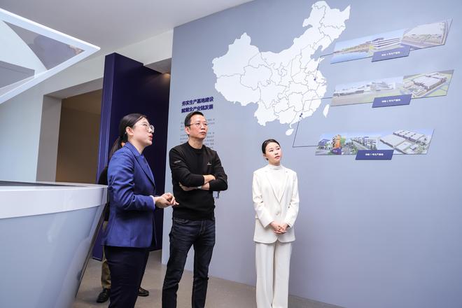 ob体育app下载标题：知名财经作家吴晓波实地探访皇派门窗探索高端系统门窗智造实(图3)