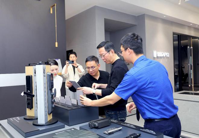 ob体育app下载标题：知名财经作家吴晓波实地探访皇派门窗探索高端系统门窗智造实(图4)