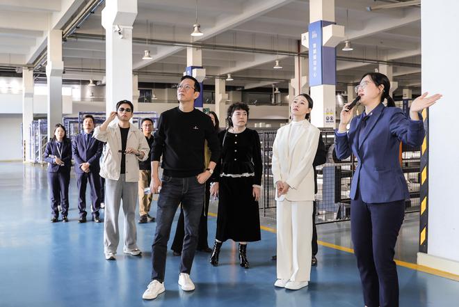 ob体育app下载标题：知名财经作家吴晓波实地探访皇派门窗探索高端系统门窗智造实(图6)