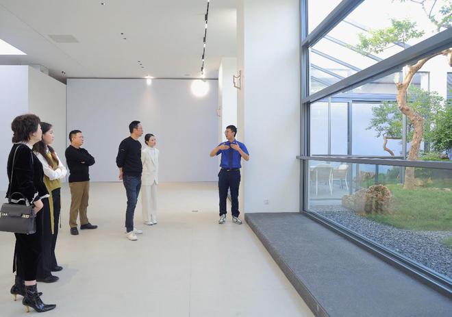 ob体育app下载标题：知名财经作家吴晓波实地探访皇派门窗探索高端系统门窗智造实(图8)