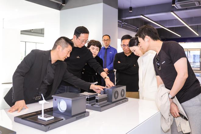 ob体育app下载标题：知名财经作家吴晓波实地探访皇派门窗探索高端系统门窗智造实(图5)
