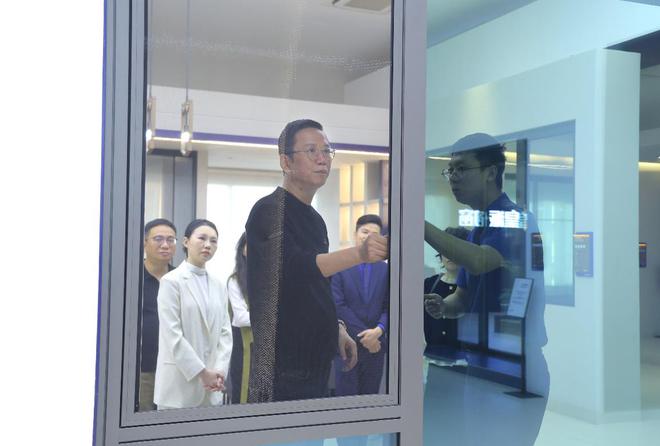 ob体育app下载标题：知名财经作家吴晓波实地探访皇派门窗探索高端系统门窗智造实(图9)