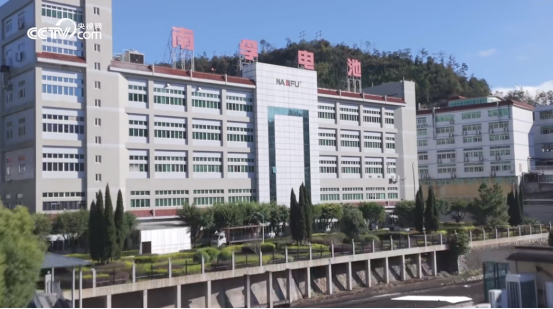 ob体育app下载马龙探访南孚电池工厂亲身体验电池打包工作(图3)