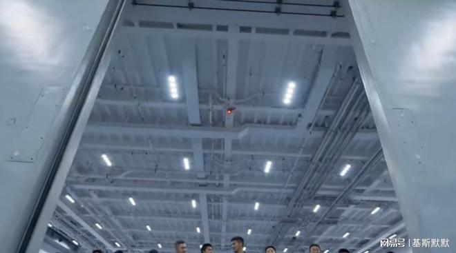 ob体育app下载福建舰内部细节！升级美式装甲机库淘汰俄式卷帘损管接近西方(图5)