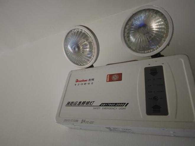 ob体育消防电梯前堆物、应急照明灯具故障记者跟随消防暗访检查消防隐患(图6)