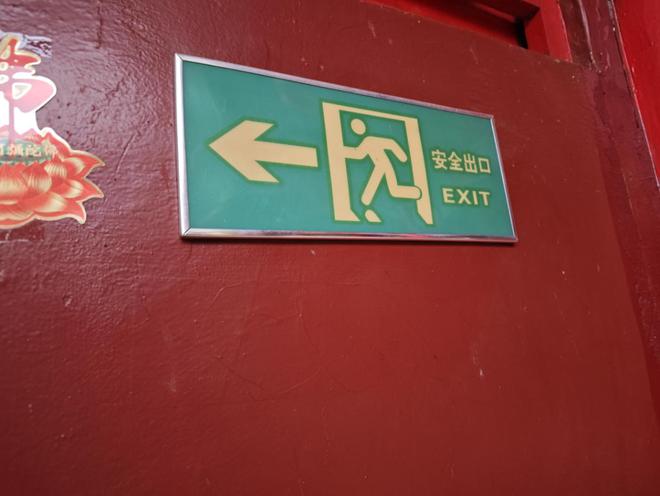 ob体育消防电梯前堆物、应急照明灯具故障记者跟随消防暗访检查消防隐患(图8)