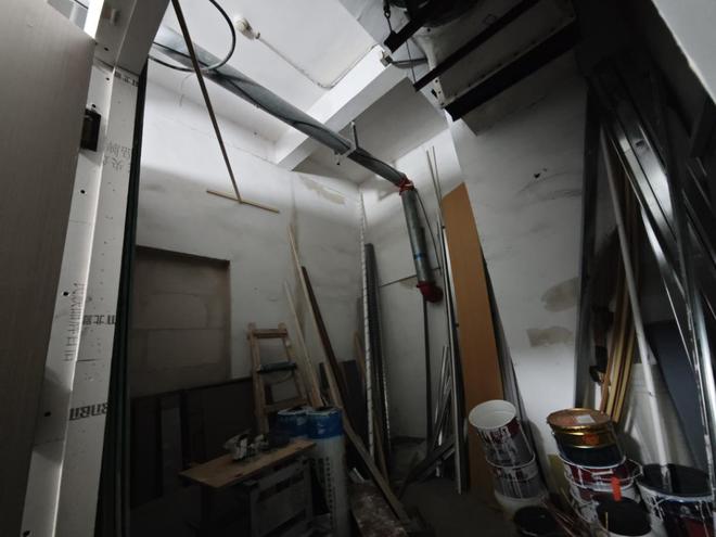 ob体育消防电梯前堆物、应急照明灯具故障记者跟随消防暗访检查消防隐患(图11)
