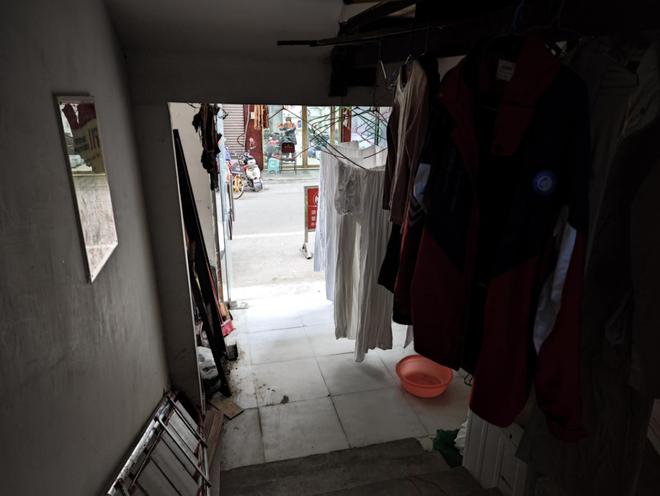 ob体育消防电梯前堆物、应急照明灯具故障记者跟随消防暗访检查消防隐患(图19)