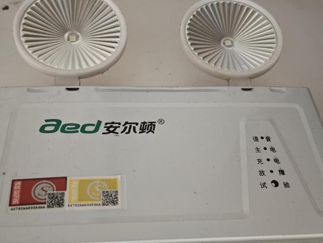 ob体育消防电梯前堆物、应急照明灯具故障记者跟随消防暗访检查消防隐患(图2)