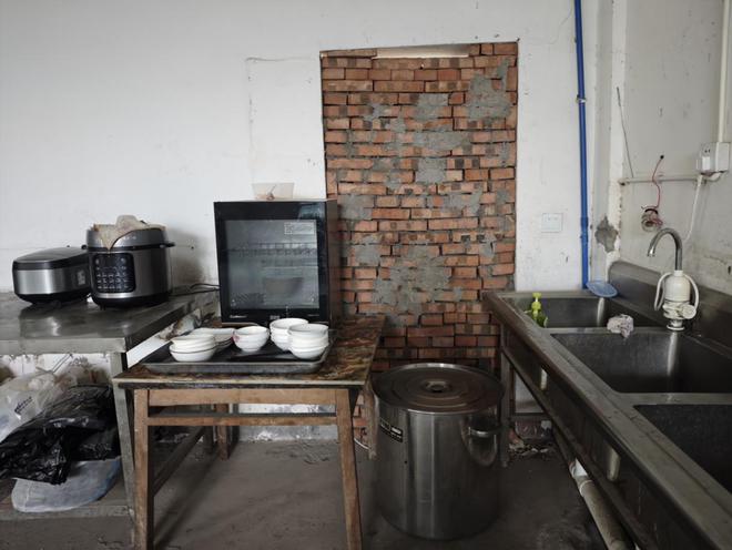 ob体育消防电梯前堆物、应急照明灯具故障记者跟随消防暗访检查消防隐患(图3)