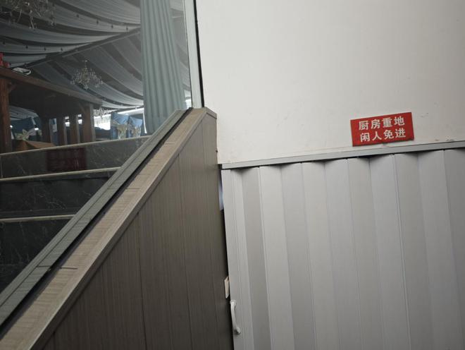ob体育消防电梯前堆物、应急照明灯具故障记者跟随消防暗访检查消防隐患(图5)