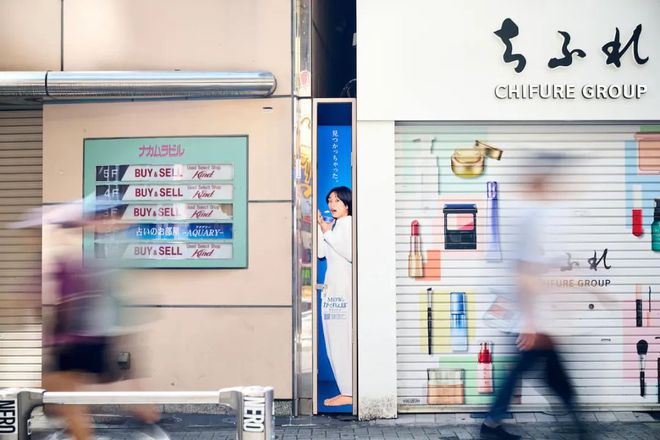ob体育app下载日本街头躲猫猫这冰淇淋广告偷感超绝(图1)