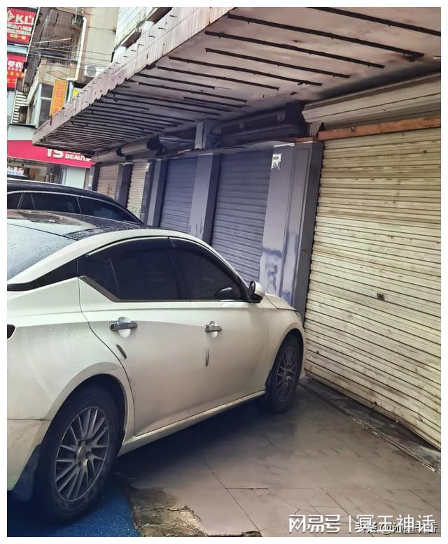 ob体育这么多店铺关门商场也是空荡荡的大家都不消费了吗？(图2)