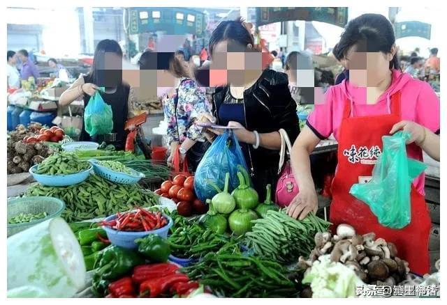 ob体育这么多店铺关门商场也是空荡荡的大家都不消费了吗？(图5)
