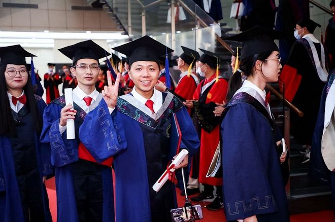 ob体育·(中国)官方网站2025高校“保研率”排名更新：清华跌落榜首华师大成为(图1)